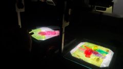 En workshop i København med gamle og unge mennesker lagde grundlag for værket. Claudia Reh byder alle velkommen til at komme til Maria Kirken og bidrage til fred. Foto: Anders Kongshaug, Copenhagen Light Festival.