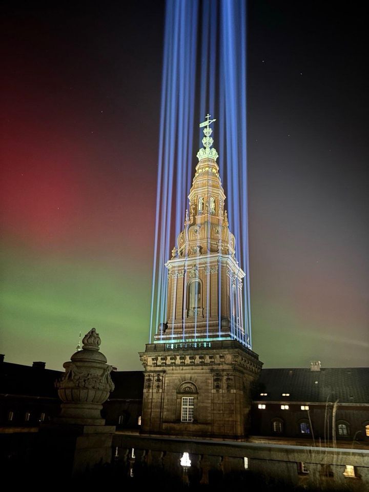 Under prøverne blev dette billede taget med nordlyset som bagtæppe af Curtain Fall af Baal&Brand. Foto: Martin Ersted. Copenhagen Light Festival.