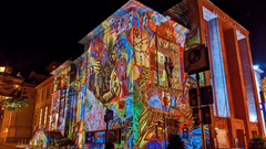 En workshop i København med gamle og unge mennesker lagde grundlag for værket. Claudia Reh byder alle velkommen til at komme til Maria Kirken og bidrage til fred. Foto: Anders Kongshaug, Copenhagen Light Festival.