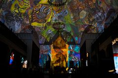 #32 Fractions af Claudia Reh, et værk, hvor publikum kan være med og skabe lysprojektioner om fred inde i Mariakirken på Istedgade.