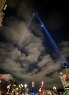 Metro samarbejder i år med en Metro rute, der viser, hvor de 52 lysinstallationer står tæt ved Metro stationer. Der er også sat spots op ved alle 17 stationer på Cityringen. Her ved Gammel Strand ved siden af Curtain Call II af Baal&Brand, der sammen lyser skyerne op.
