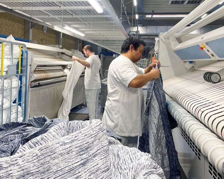 På Textilias vaskeri i Aalborg er tidligere kriminelle ansat på lige vilkår med de andre medarbejdere.