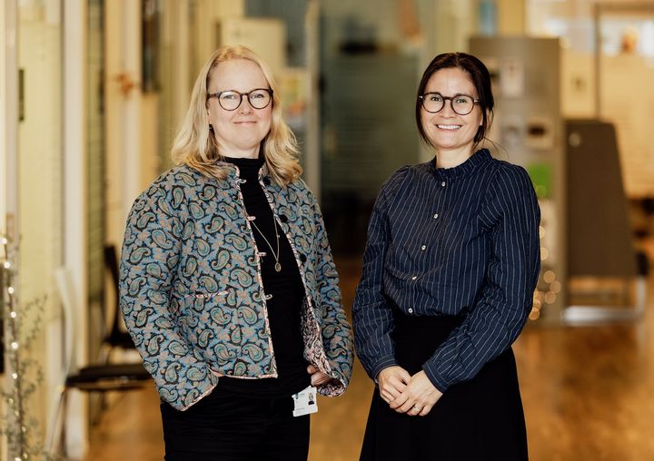 Kristine Stange og Cecilia Honores Møller er klar med årets julegaver til sundhedspersonale, patienter og patientforeninger.