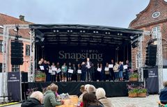 Repræsentanter for alle 21 byer, der deltog i Lokaldysten 2024 / Foto: Viborg Kommune