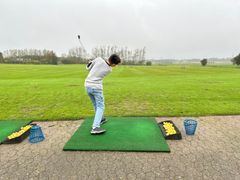 Elever fra Bjerringbro Skole lærer at tee ud ved Tange Sø golfbane.