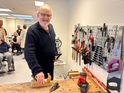 Niels Hørsted kommer på Neurorehabilitering Toftegården to gange om ugen. Han er rigtig glad for den nye tilbygning, som blandt andet giver mulighed for at arbejde på et sløjdværksted, der er god træning - både mentalt og fysisk.