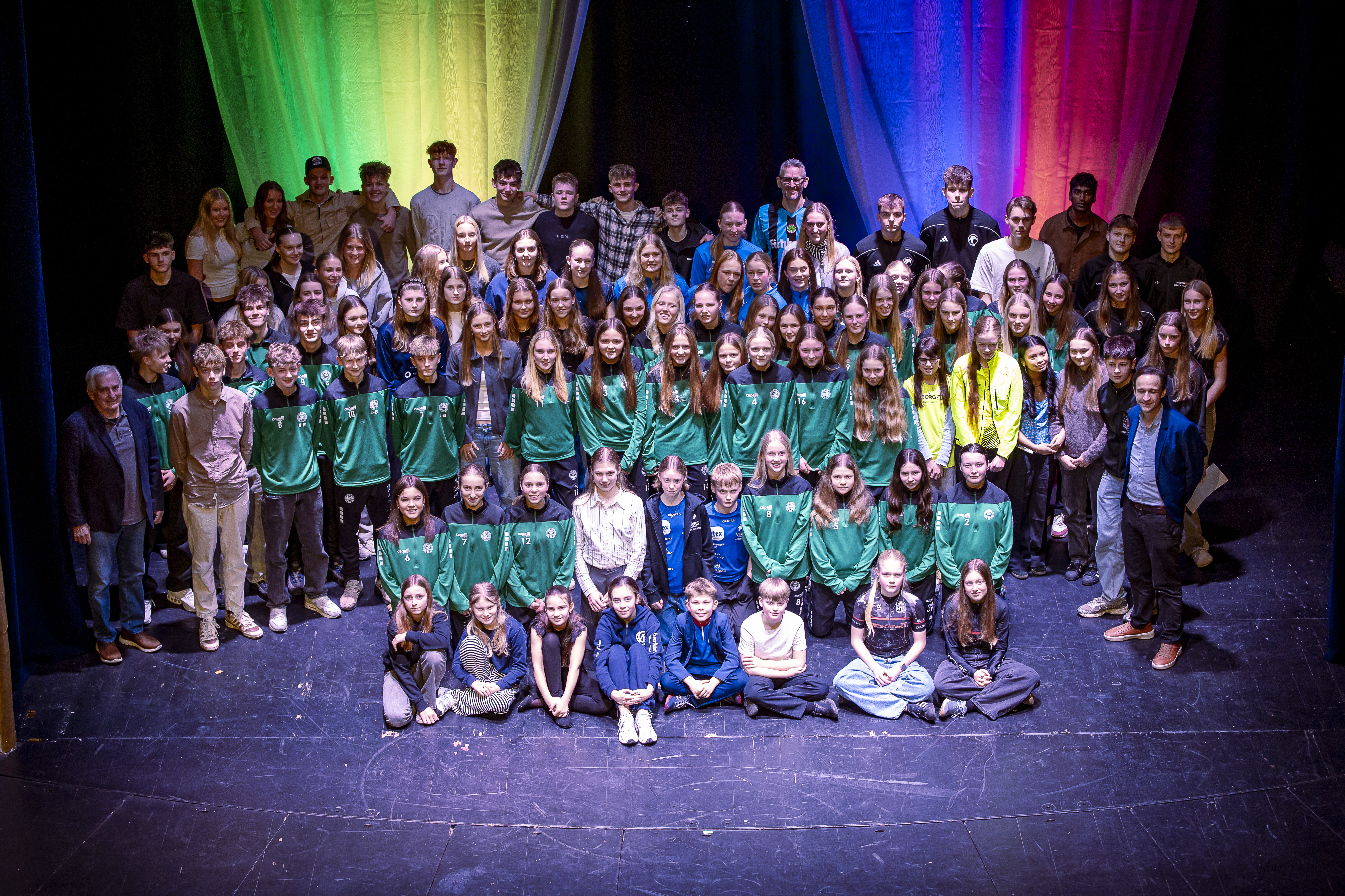 Alle de dygtige unge sportsmestre 2024 på Viborg Teaters scene / Foto: Johnny Pedersen