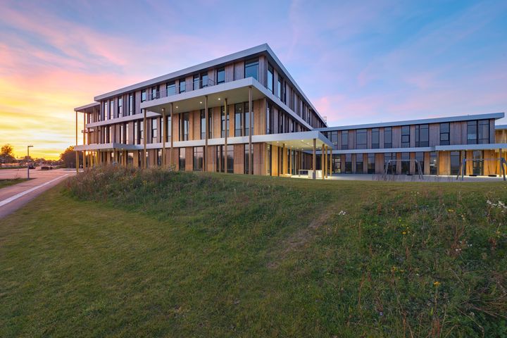 Den nye skole og kulturhus, Lysningen i Overlund, var klar til indflytning sommeren 2024. / Foto: SEEMORE, John Madsen