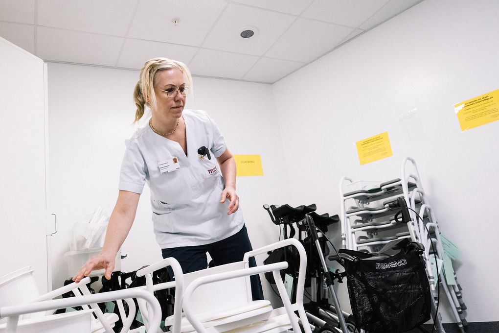 Ledende terapeut i Akutafdelingen på Regionshospitalet Viborg, Gitte Johansen, mener, at det nye depot med kommunale hjælpemidler giver fordele for både patienter og personale. Foto: Agata Lenczewska-Madsen/Hospitalsenhed Midt
