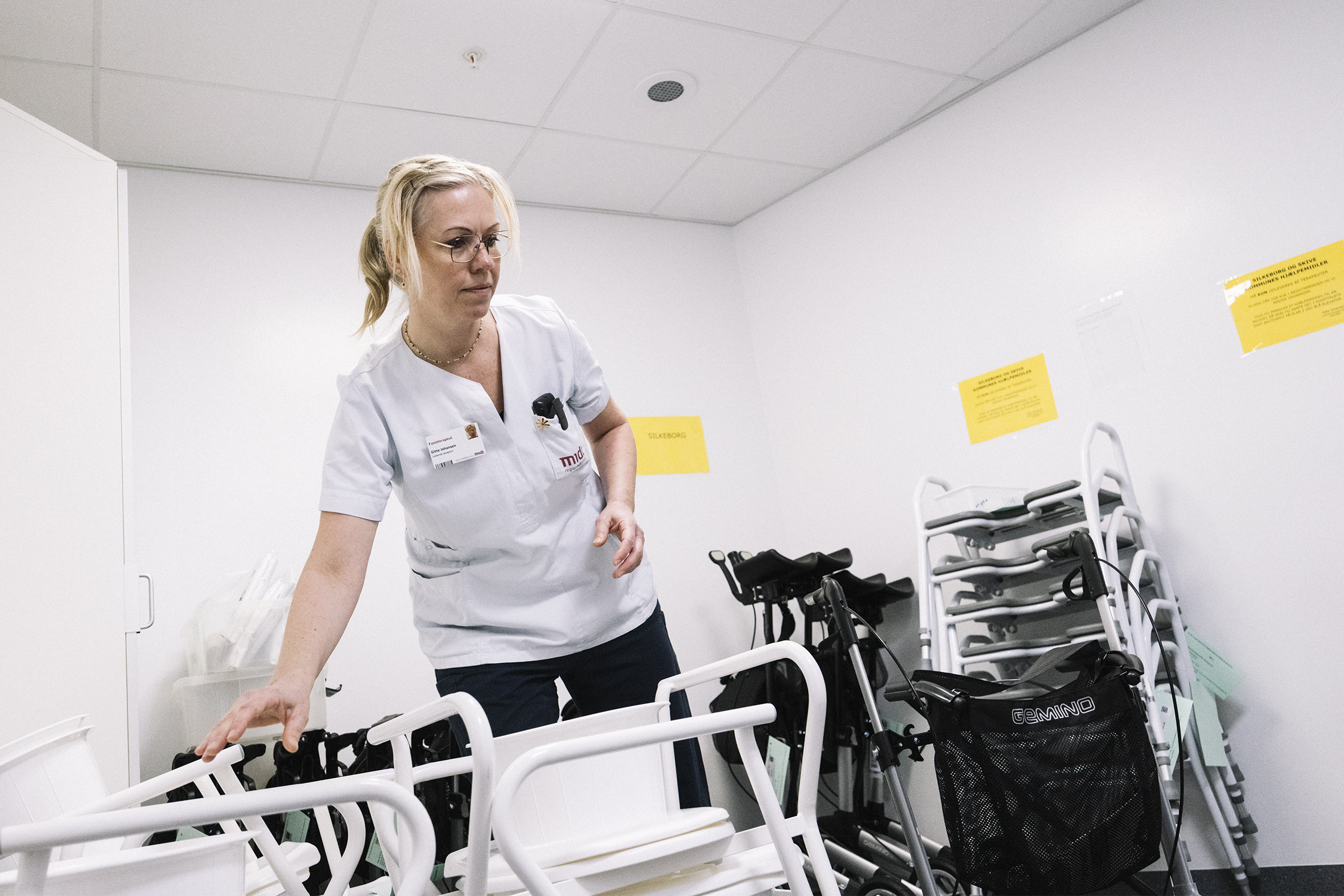 Ledende terapeut i Akutafdelingen på Regionshospitalet Viborg, Gitte Johansen, mener, at det nye depot med kommunale hjælpemidler giver fordele for både patienter og personale. Foto: Agata Lenczewska-Madsen/Hospitalsenhed Midt