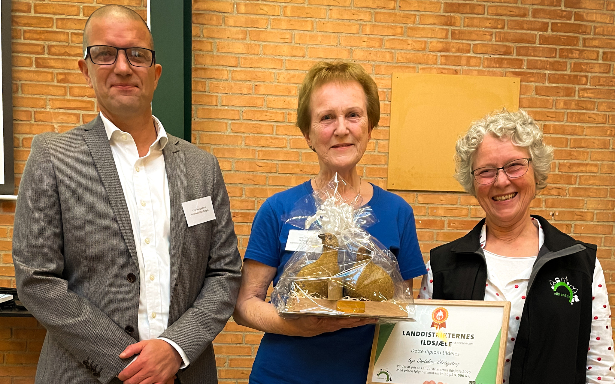 Årets ildsjæl i Viborg Kommune, Inge Carlskov fra Skringstrup, ses her flankeret af formand for Landdistriktsudvalget, Kim Dongsgaard og Susanne Kraft, formand for Viborg Landsbysammenslutning (VibLand). / Foto: Viborg Kommune