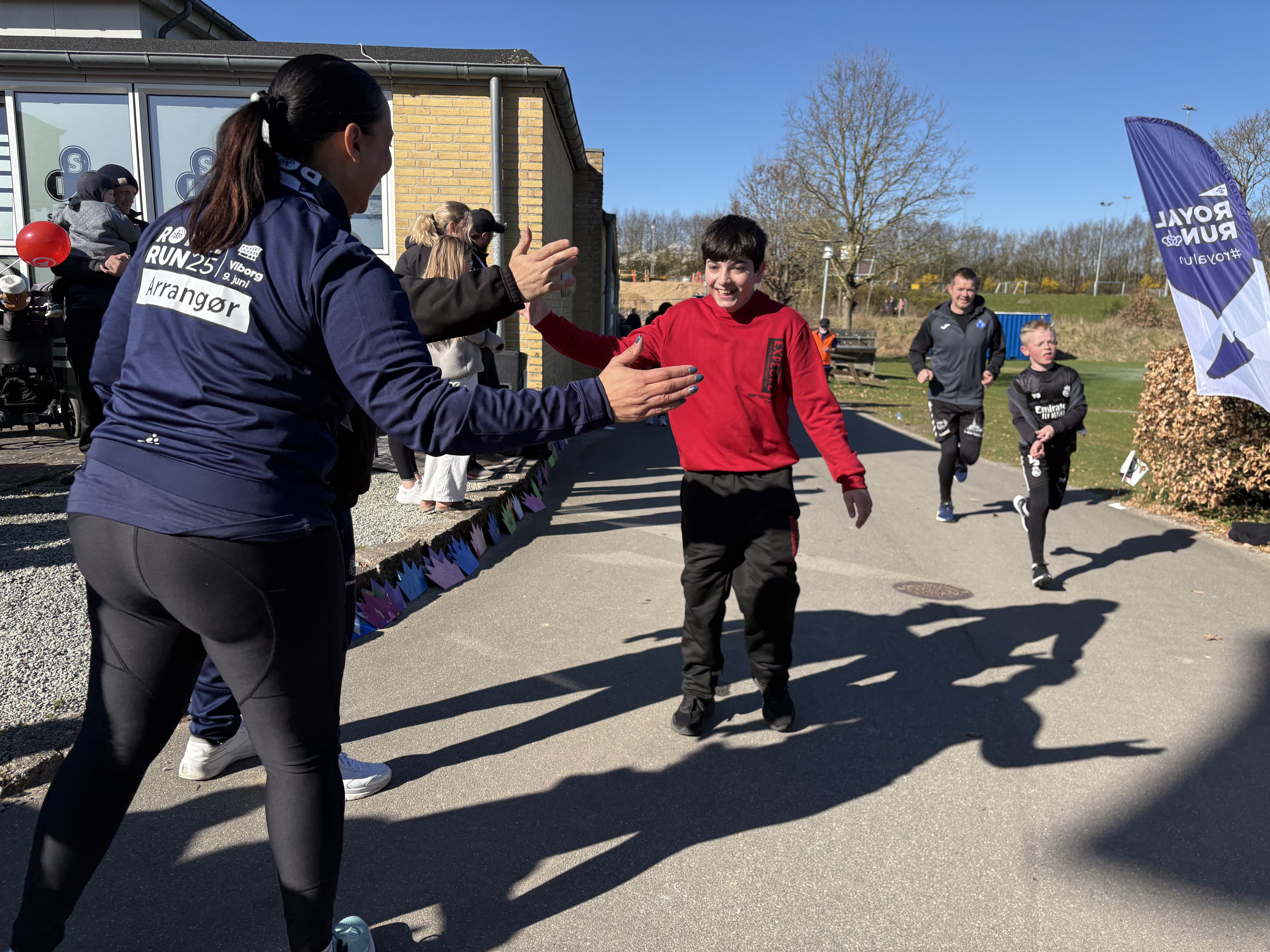 Mange frivillige har allerede være i gang til Royal Run Træn-Med-arrangementer - som her i Stoholm – og til selve løbet den 9. juni er der brug for hundredvis af frivillige. / Foto: Viborg Kommune