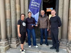 Royal Run-depechen for værtsbyen Viborg blev lørdag afleveret af Lotte Kiærskou til repræsentanter fra Viborg Domsogn. Fra højre tidl. håndboldspiller Lotte Kiærskou, studenterpræst Victoria Vejle Kilpatrick, menighedsrådsformand Ole Rahn og domprovst Thomas Frank.