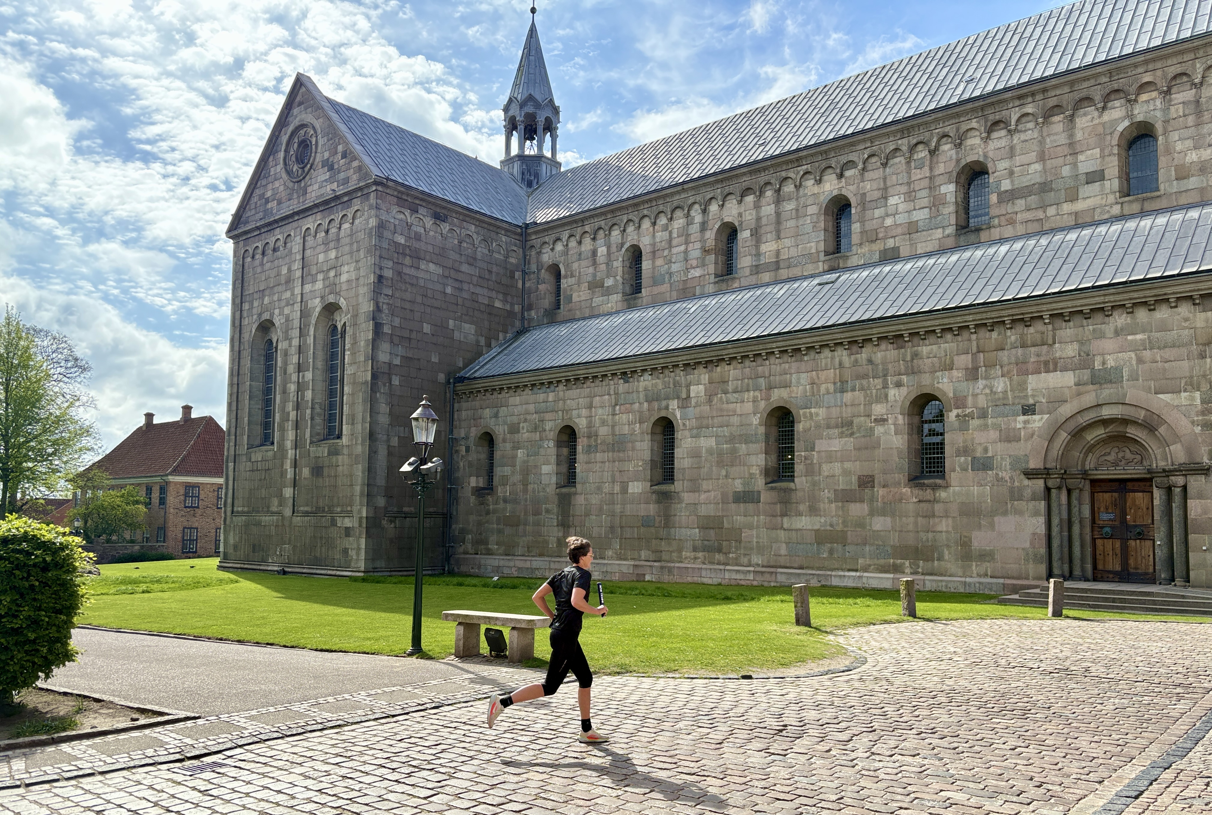 Tidligere håndboldspiller og dobbelt OL-guldvinder Lotte Kiærskou løb i weekenden Viborgs Royal Run-depeche til Viborg Domkirke. Sidste stop inden løbsfesten den 9. juni, når 17.500 løbere skal forbi domkirken.