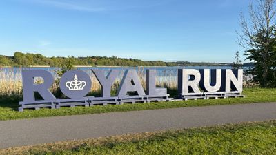 Forbipasserende på stien om Søndersø i Viborg har i en god uges tid kunne se Royal Run-bogstaverne sat op ved bredden nær Golfhotellet. Det er netop i det område, alle løbere vil komme ned til den 9. juni, når de har fået medaljer. Plænen nær hotellet vil være et af eventområderne.