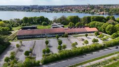 Den tidligere handelsskole ligger kun 1,5 km fra bymidten i Viborg.