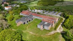 Den tidligere handelsskole ligger kun 1,5 km fra bymidten i Viborg.