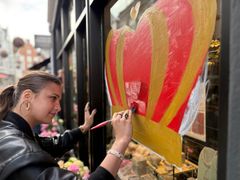 Viborg er godt i gang med at blive klædt på til royal løbefest. Her er det studerende fra The Animation Workshop, der maler butiksruder i gågaden, hvor løberne også kommer igennem.