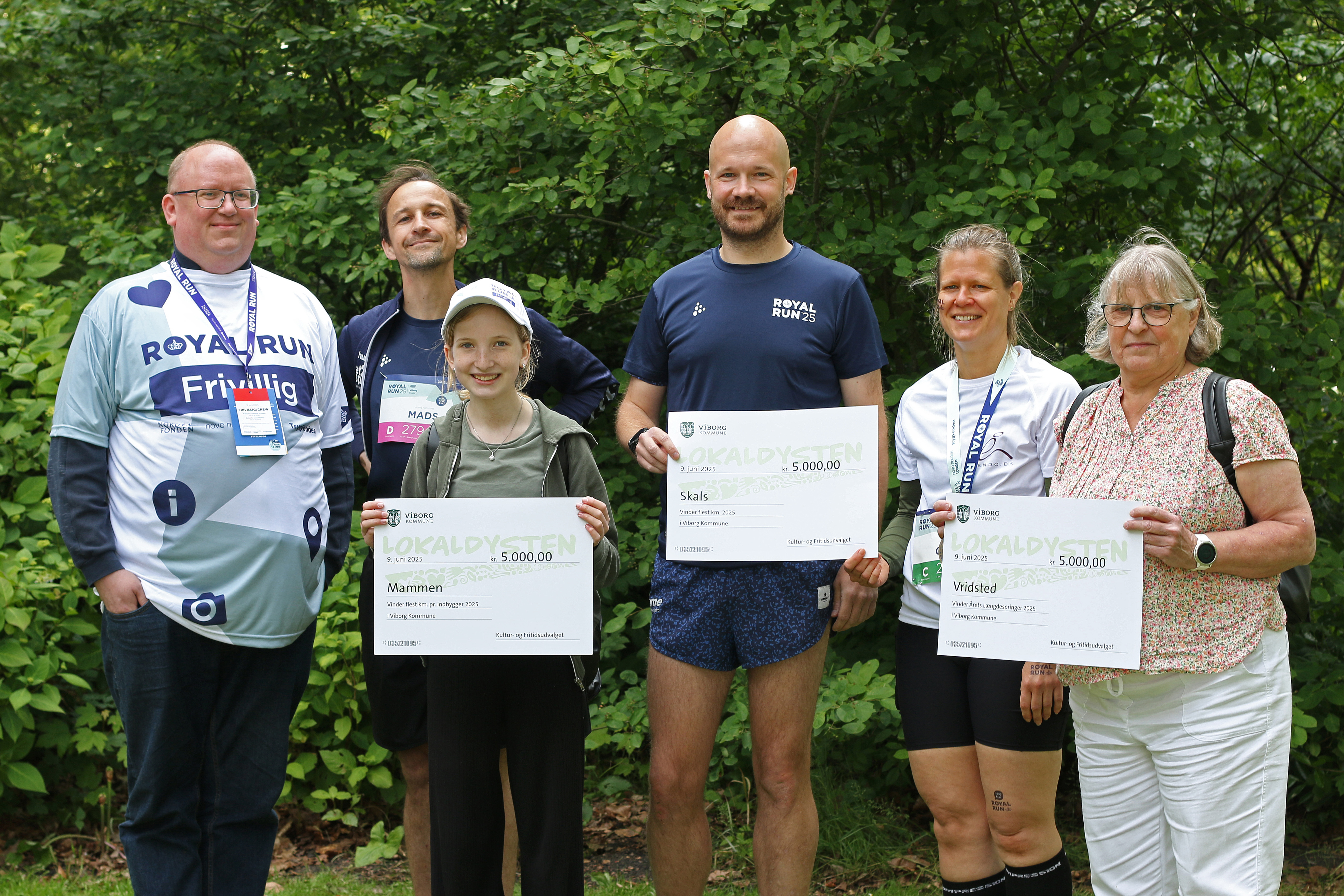 Her ses repræsentanter fra de tre vinderbyer Mammen, Skals og Vridsted sammen med 1. viceborgmester Mads Panny (nr. 2 fra venstre) / Foto: Jan Iver Larsen