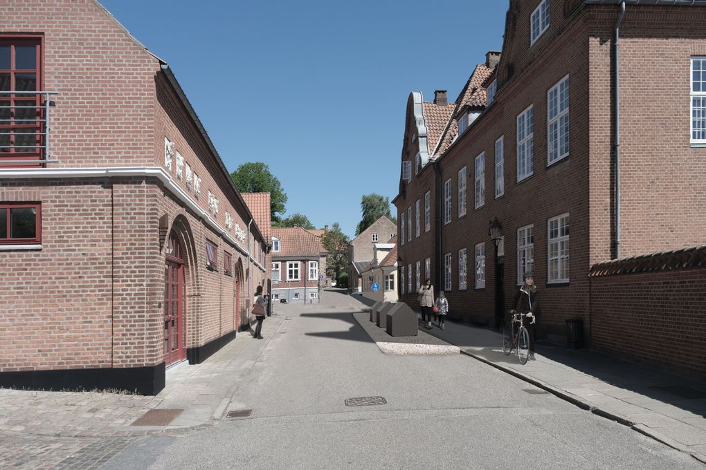 De nye affaldsbeholdere er nøje udvalgt og tilpasset, så de understøtter midtbyens historiske udtryk og helhed. Det ses for eksempel her på Sct. Leonis Gade. Foto: Visualisering af Euro Group.
