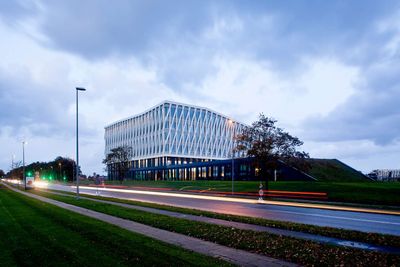 Viborg Rådhus hvor Økonomi- og Erhvervsudvalget i dag har lagt sidste hånd på et høringssvar til Transportministeriet, som byrådet drøfter i næste uge. Høringssvaret er henstilling til ministeriet om ikke at udsætte motorvejsåbningen yderligere - og samtidig en henstilling om at sørge for en hurtig afklaring for berørte borgere.