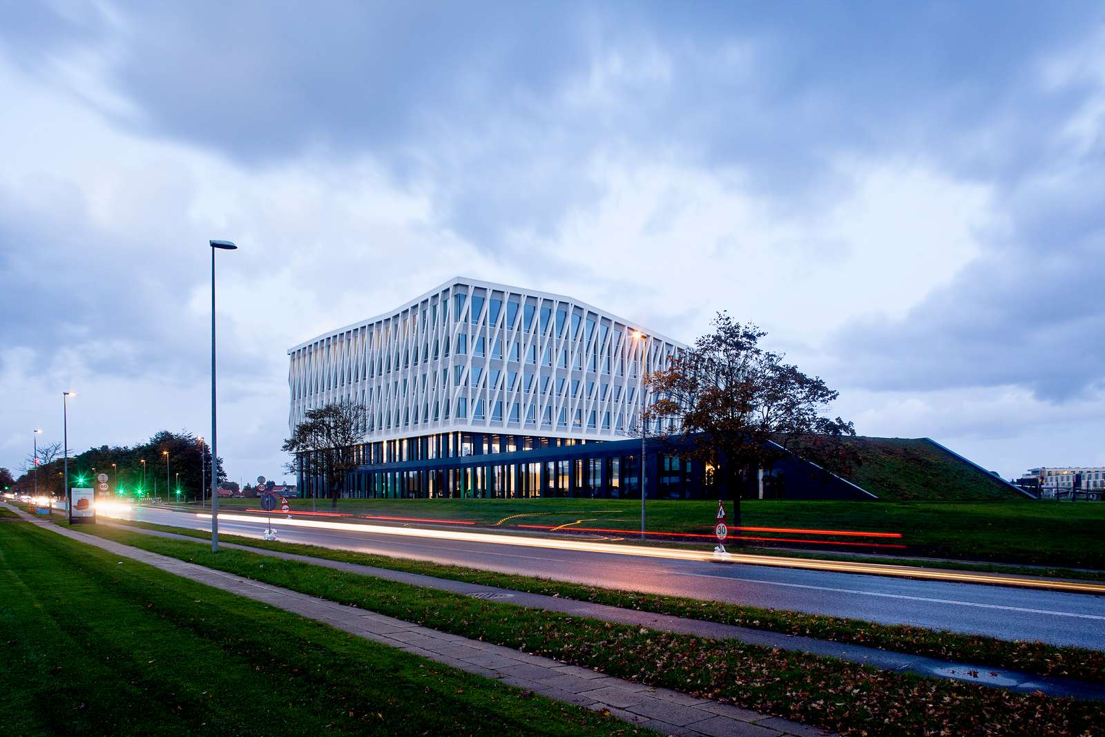 Viborg Rådhus hvor Økonomi- og Erhvervsudvalget i dag har lagt sidste hånd på et høringssvar til Transportministeriet, som byrådet drøfter i næste uge. Høringssvaret er henstilling til ministeriet om ikke at udsætte motorvejsåbningen yderligere - og samtidig en henstilling om at sørge for en hurtig afklaring for berørte borgere.