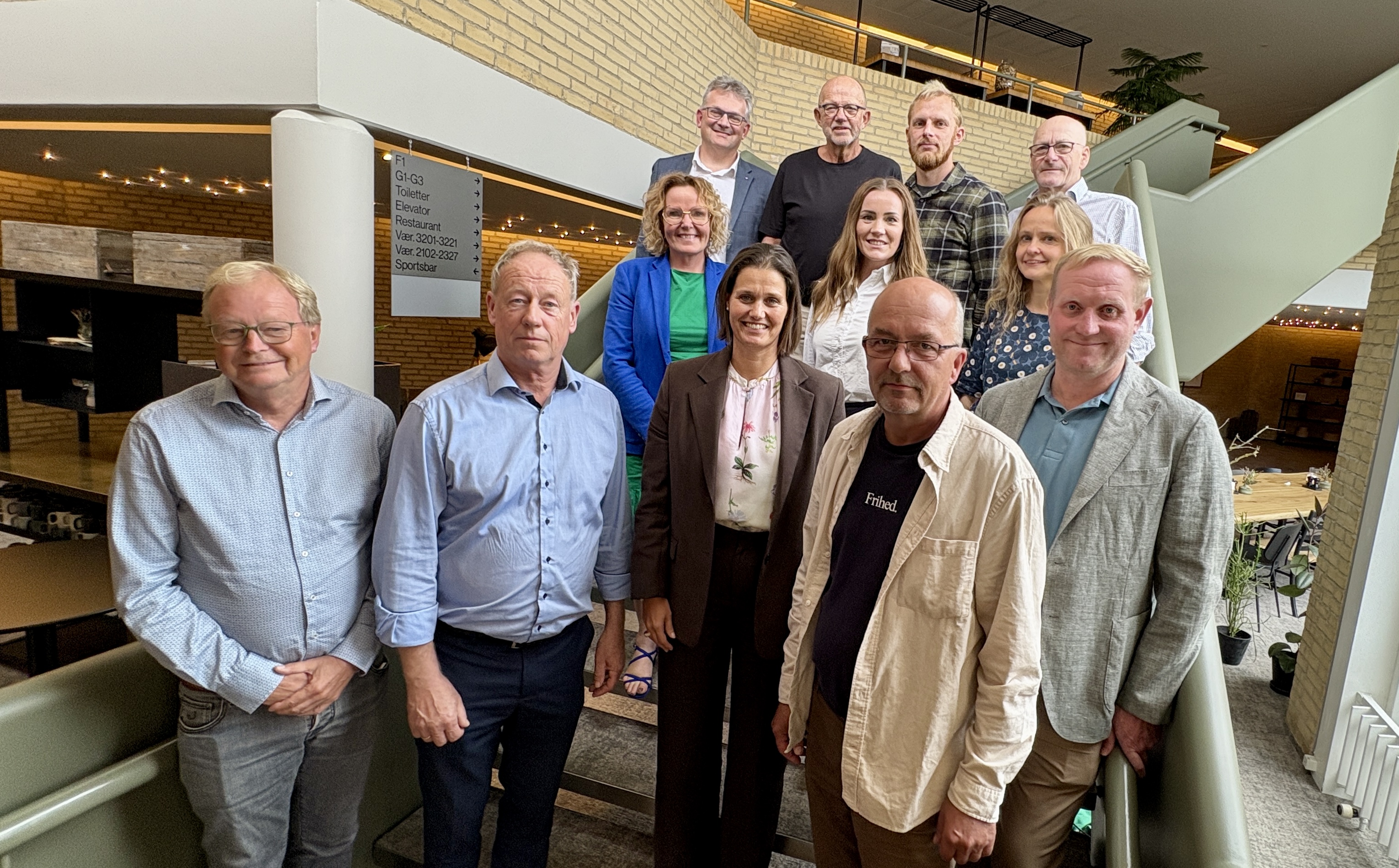 Alle partier i Viborg Byråd er med i forliget bag budget 2026. Forrest fra venstre: borgmester Ulrik Wilbek (Venstre), Torsten Nielsen (Danmarksdemokraterne), Katrine Fusager Rohde (Venstre), Lars Mogensen (Liberal Alliance), Anders Bertel (Socialdemokratiet). Midt fra venstre: Mette Nielsen (Velfærdsdemokraterne), Stine Damborg (Det Konservative Folkeparti) og Stine Isaksen (Alternativet). Bagerst fra venstre: Martin Sanderhoff (Moderaterne), Elo Nielsen (SF), Aksel Rosager Johansen (Enhedslisten) og Leo Nørgaard (løsgænger).