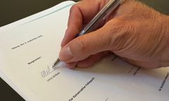I dag underskrev alle partier i Viborg Byråd forliget for kommunens budget 2026. Her er det borgmester Ulrik Wilbek (V), der underskriver sit sidste budgetforlig som borgmester.