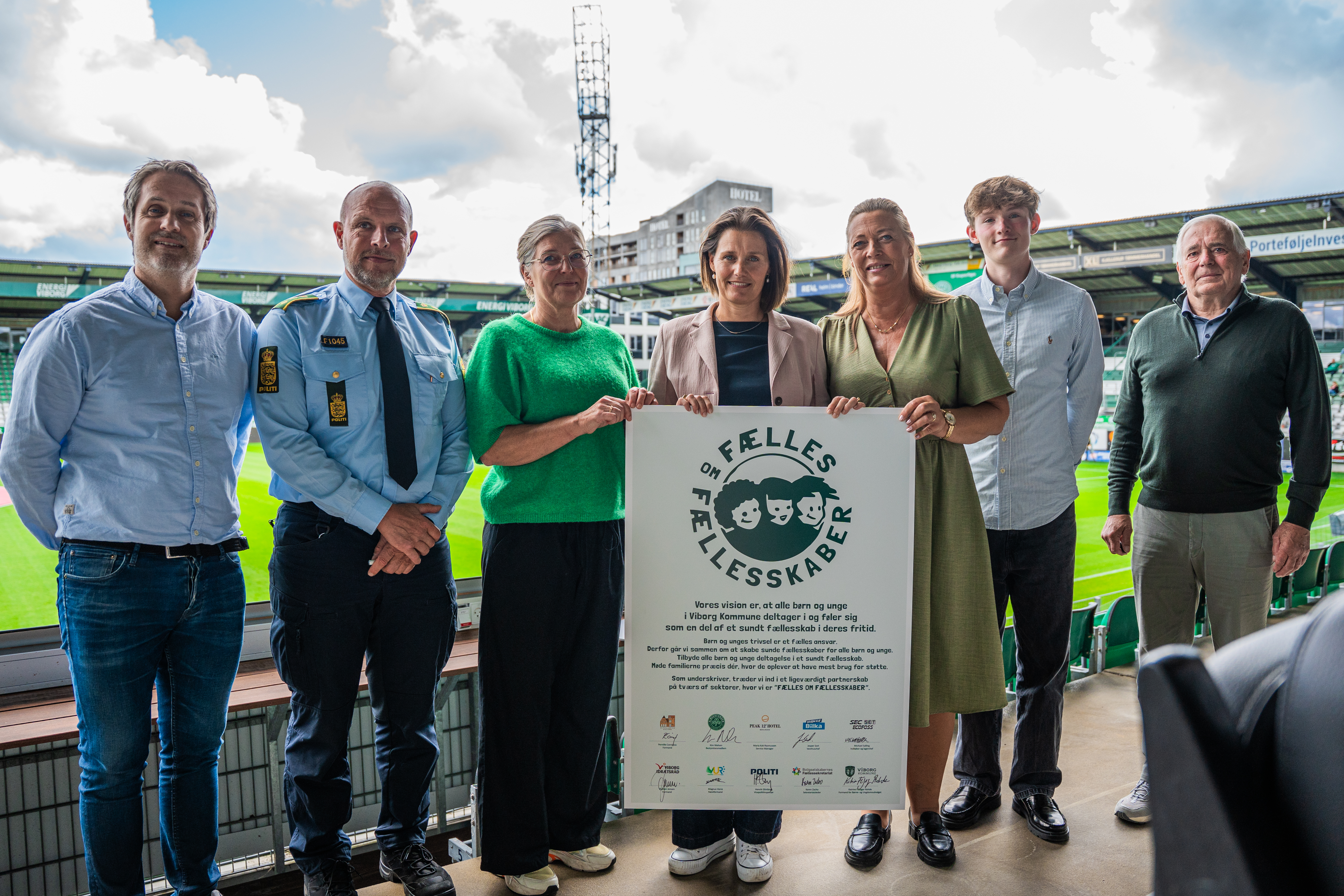 Underskriverne på den nye aftale: Michael Salling, SEC SET ECOFOSS A/S, Henrik Glintborg, Lokalpolitistationen i Viborg, Karen Zacho, Boligselskabernes Fællessekretariat, Katrine Fusager Rohde, formand for Børne- og Ungdomsudvalget, Pernille Cornelius, De Frivilliges Hus, Magnus Vorre, Viborg Ungdomsråd, Preben Jensen, Viborg Idrætsråd. Desuden er Kim Nielsen, Kløverfonden, Jepser Sort, Bilka og Maria Kok Rasmussen, Peak 12 medunderskrivere.