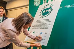 Katrine Fusager Rohde, som er formand for Børne- og Ungdomsudvalget i Viborg Kommune, skriver under på aftalen.