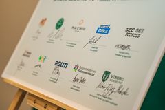 De deltagende organisationer bag Fælles om Fællesskaber er: De Frivilliges Hus, Kløverfonden, Midt- og Vestjyllands Politi, Viborg Idrætsråd, Viborg Ungdomsråd, Bilka, SEC SET ECOFOSS A/S, Peak 12, Boligselskabernes Fællessekretariat og Viborg Kommune.
