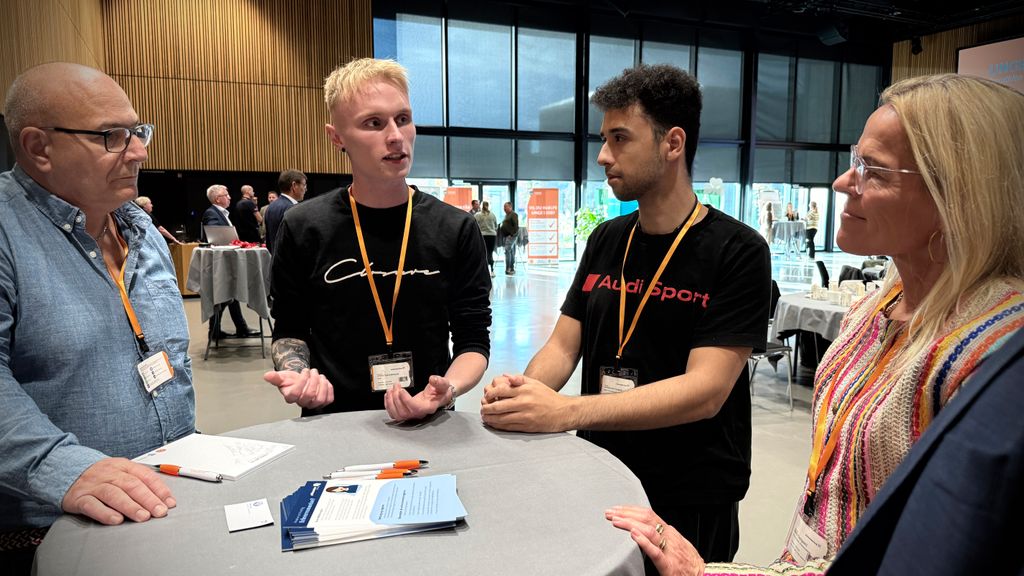 Regeringens repræsentant, ældreminister Mette Kierkgaard, mødte på en af de mange stande med lokale indsatser repræsentanter fra Erhvervsmentorordningen (fra venstre): Frivillig mentor Jørgen Ankjær og to unge, som har haft glæde af ordningen; nemlig Jimmi Sylvestersen fra Bjerringbro og Lee Gaitors fra Viborg. / Foto: Viborg Kommune