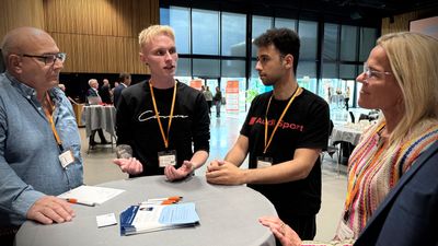 Regeringens repræsentant, ældreminister Mette Kierkgaard, mødte på en af de mange stande med lokale indsatser repræsentanter fra Erhvervsmentorordningen (fra venstre): Frivillig mentor Jørgen Ankjær og to unge, som har haft glæde af ordningen; nemlig Jimmi Sylvestersen fra Bjerringbro og Lee Gaitors fra Viborg. / Foto: Viborg Kommune