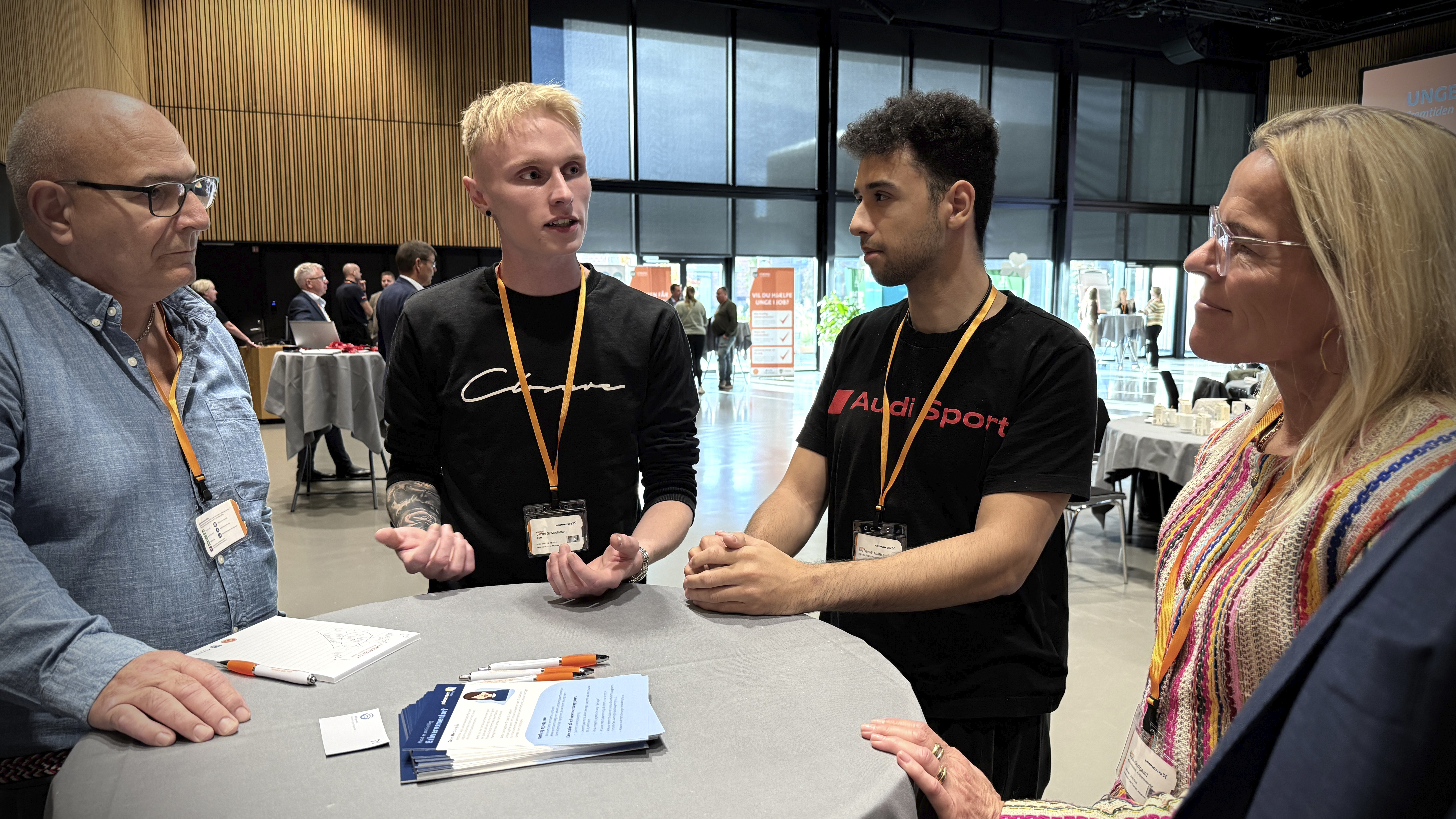 Regeringens repræsentant, ældreminister Mette Kierkgaard, mødte på en af de mange stande med lokale indsatser repræsentanter fra Erhvervsmentorordningen (fra venstre): Frivillig mentor Jørgen Ankjær og to unge, som har haft glæde af ordningen; nemlig Jimmi Sylvestersen fra Bjerringbro og Lee Gaitors fra Viborg. / Foto: Viborg Kommune