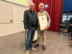 Arkitekt Søren Christensen fra tegnestuen FLÅK modtog diplomet af borgmester Ulrik Wilbek