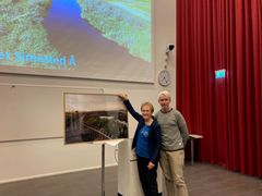 Søren Kristensen havde en ekstra gave med til Fjordklyngen: Et indrammet fotografi af broen over Simested Å.