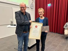 Inge Carlskov modtog diplom og plakette af borgmester Ulrik Wilbek