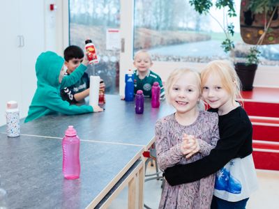 Forældretilfredshedsundersøgelsen 2025 for Viborg Kommune viser bl.a., at 89 procent af forældrene til børn i dagtilbud samlet set er tilfredse eller meget tilfredse med barnets dagpleje, vuggestue eller børnehave.