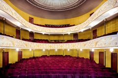 Viborg Teaters smukke sal danner rammen om 2025-udgaven af DR1's Fællessang synger julen ind, som sendes på DR den 30. november.