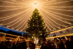 Det store julemarked på Nytorv i Viborg får også en plads i DR's jule-sangprogram, når Thomas Buttenschøn tager seerne med ud i julebyen Viborg.