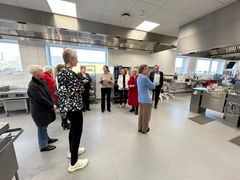 Medlemmer af Ældre- og Aktivtetsudvalget og Viborg Ældråd blev ved indvielsen vist rundt af Ellen Lyngsø, leder af Madservice Viborg.