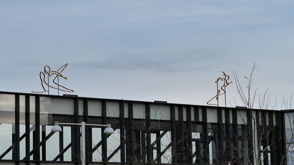 To af de tre Viborg Legender, der nu er monteret på toppen af den gangbro, der forbinderTinghallen og stadionkomplekset i Viborg. Delyser nu op hver dag i nattemørket.