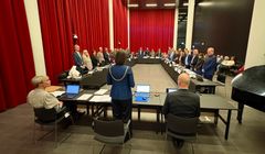 På det konstituerende møde for Viborg Kommunes byråd 2026-2029 valgte den netop udnævnte borgmester Katrine Fusager Rohde (V) at læse navnene op på alle de 30 øvrige i byrådet. Herefter blev der sunget "Livstræet", inden der blev taget hul på dagsordenen. Med det ønsker den kommende borgmester at skabe en ny tradition med sang som indledning til byrådsmøderne.