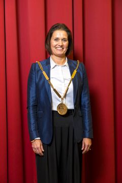 Viborg Kommunes kommende borgmester Katrine Fusager Rohde (V) fik overdraget kommunens borgmesterkæde, da hun ved mødets start blev enstemmigt valgt.