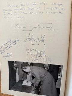 Siden fra gæstebogen, hvor hele den kongeligefamilie skrev under ved besøget den 3. juli 1974