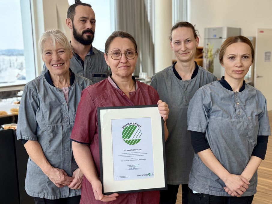 Svanemærket stiller blandt andet krav til at begrænse madspild og til at have fokus på råvarer og måltider med lavere miljø- og klimabelastning, samt reduceret forbrug, affaldssortering, efteruddannelse af personalet og begrænsning i brugen af uønsket kemi i driften.