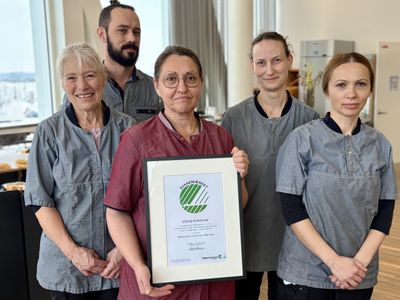 Svanemærket stiller blandt andet krav til at begrænse madspild og til at have fokus på råvarer og måltider med lavere miljø- og klimabelastning, samt reduceret forbrug, affaldssortering, efteruddannelse af personalet og begrænsning i brugen af uønsket kemi i driften.