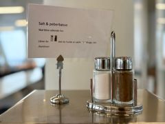 Engangsemballage - fx smørpakker og salt- og peberpakker - er blevet udskiftet med flergangsløsninger.