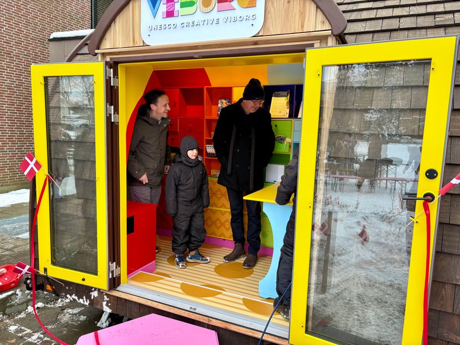 Mads Panny (S), formand for Kultur- og Fritidsudvalget, og Lars Mogensen (I), formand for Klima-, Miljø- og Naturudvalget, inspicerer aktivitetshuset under indvielsen. Foto: Viborg Kommune.