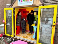 Mads Panny (S), formand for Kultur- og Fritidsudvalget, og Lars Mogensen (I), formand for Klima-, Miljø- og Naturudvalget, inspicerer aktivitetshuset under indvielsen. Foto: Viborg Kommune.